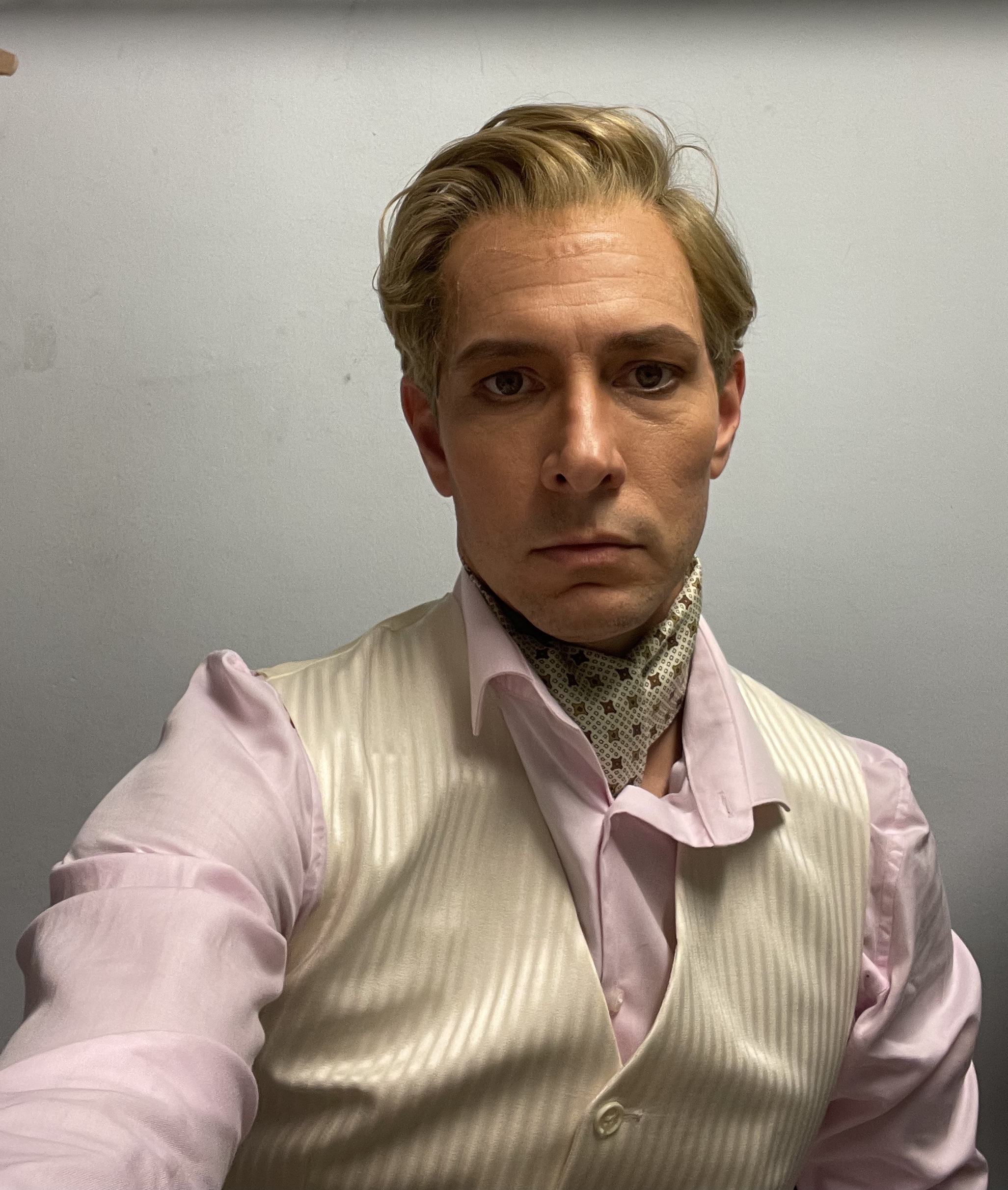 Derek Rue backstage